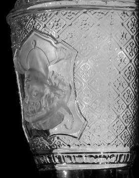 reliefierten Ranken, H 30 cm UPM Praha, 3477/1 Böhmen oder Mähren, 1840-er Jahre Großer Krug Mädchen mit Trachtenhut in Wappen-Schild, säure-mattiertes Portrait