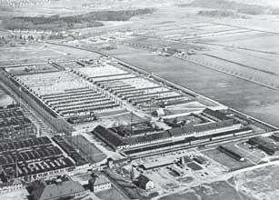 Der Einsatz des»internationalen Häftlings-Komitees«Das Gelände des Konzentrationslagers Dachau im Jahr 1945 der schon vor der Ankunft der Amerikaner die höchste Häftlingsfunktion innehatte, und der