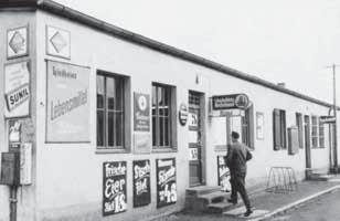 Das Wohnlager Dachau-Ost, Keimzelle eines neuen Stadtteils Bescheidener Beginn von Wirtschaft und Handel: Lebensmittelladen in der»deutschen Wohnsiedlung«in Dachau alle Aufnahmekapazitäten zur