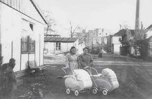 Die deutsche Wohnsiedlung im amerikanischen Camp Mütter mit Kindern in der»deutschen Wohnsiedlung«des amerikanischen Camps in Dachau Anzahl deutscher Arbeiter bereits früher auf dem Gelände