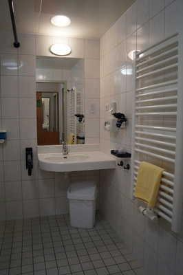 Unterfahrbarkeit des Waschbeckens: in einer Höhe von 67 cm 30 cm oder mehr Spiegel über dem Waschbecken im Stehen und Sitzen einsehbar.