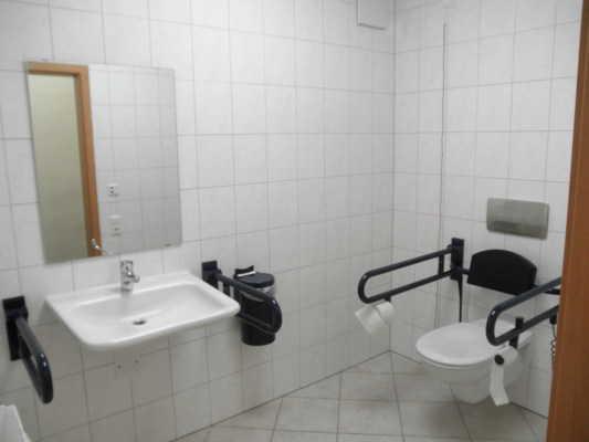 Der Notruf läuft wo auf: Rezeption Toilette in der 2. Etage Toilette Waschbecken und Spiegel Toilette Zugang Die Toilette befindet sich: in der 2.