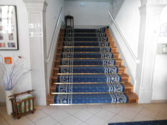 Treppe Über die Treppe sind zu erreichen: Flur vom Fahrstuhl zu den Zimmern und in den Speisesaal "Behringer