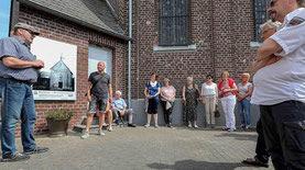 13. Juni 2017 00.00 Uhr Hückelhoven Einsichten in alte Zeiten im Ortsbild Erste Station beim Spaziergang durch die Brachelener Dorfgeschichte war die Foto- und Infotafel an der Annakapelle.