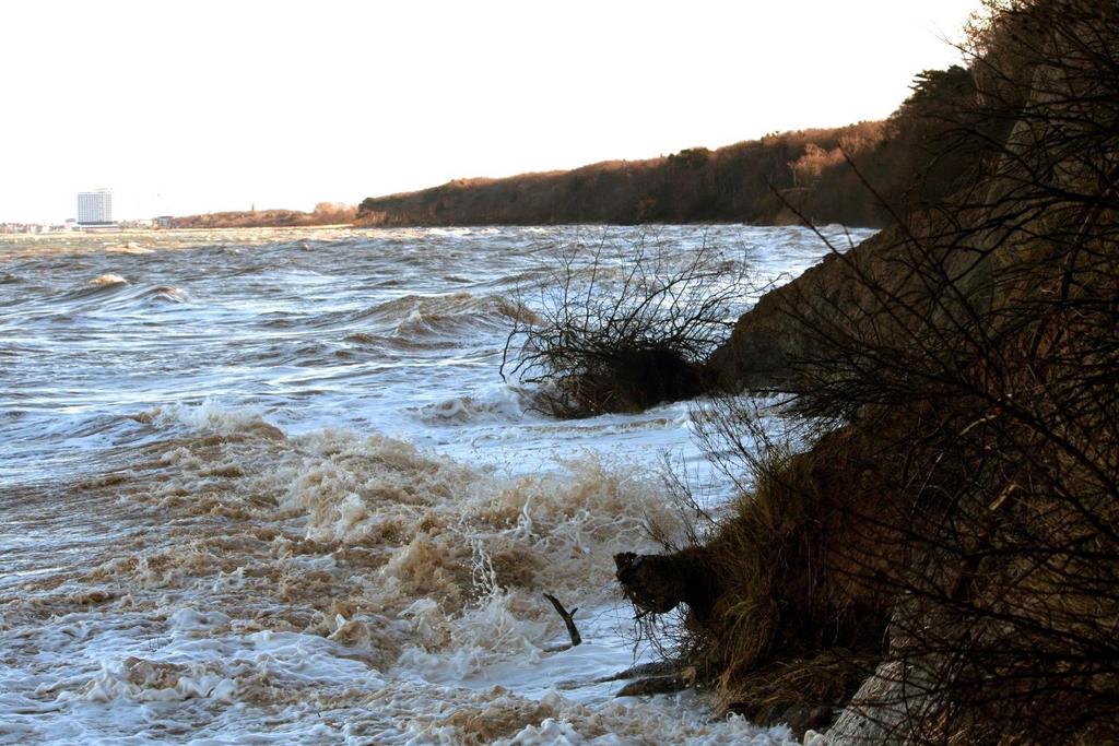 Hochwasser Hochwasserereignis in Rostock-Warnemünde, Januar 2012 Der Wasserstand lag bei 1,21m über dem mittleren