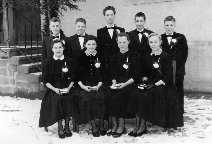 Diamantene Konfirmanden in Altdorf Goldene Konfirmanden in Altdorf 1958 wurden in der Altdorfer Kirche 4 Mädchen und 5 Jungen von Pfarrer Albert Lauffer konfirmiert.