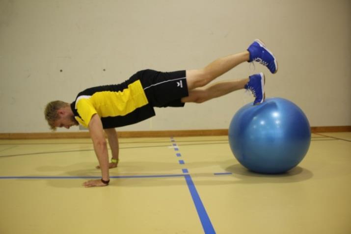 Beine heben mit Füssen auf Gymnastikball Körpermitte: Bauchmuskulatur