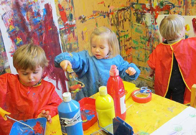 Kindergarten Ob an Holzwand, am Tisch, mit Farbe, Holz Stein mit Papier vielen anderen Materialien wird gewerkt gewirkt.