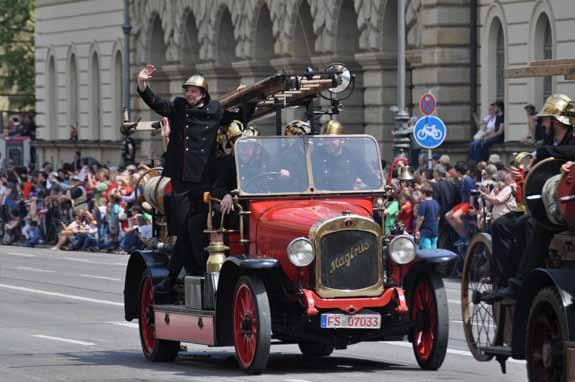 FIRETAGSSTIMMUNG IN DER LANDESHAUPTSTADT Wenn die Freiwillige Feuerwehr München zum 150. Geburtstag lädt, verspricht das ein Riesenspektakel zu werden.