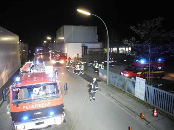 LANGWIERIGER SILOBRAND Am 08.11.2016 gegen 16:50 Uhr wurde die Feuerwehr Freising zu einer Druckerei in die Angerstraße gerufen.