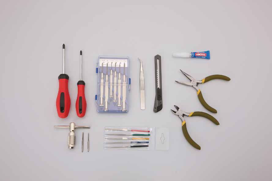 Werkzeuge Das CB750-Modell wurde so entwickelt, dass Sie es mit Pinzette, Schraubendreher und Zange montieren können. Das ist Ihre Grundausstattung an Werkzeug.