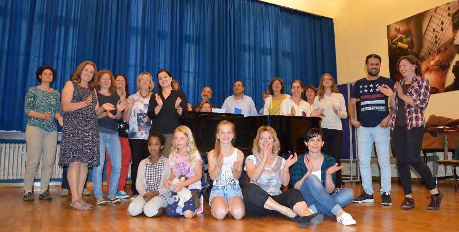 Interkultureller Chor Höxter Musik verbindet Der Interkulturelle Chor in Höxter hatte im Sommer 2016 seine erste Chorprobe in der Aula der Volkshochschule Höxter.