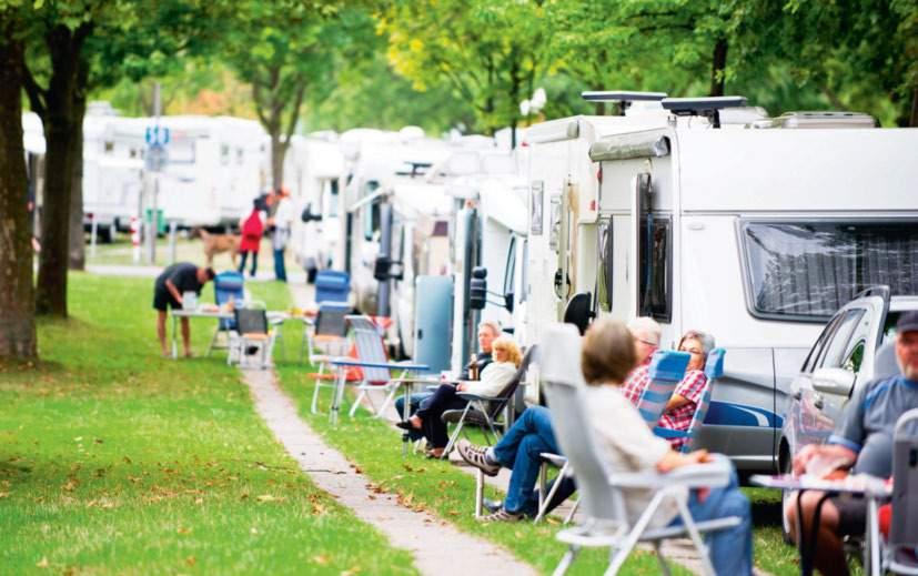 DICHT AN DICHT In der Hochsaison gibt es auf vielen Camping- und Stellplätzen kaum Privatsphäre Aufgabe 1 STELLPLATZNOT 30 000 000 Übernachtungen 2016. Nur in Deutschland. Und nur auf Campingplätzen.