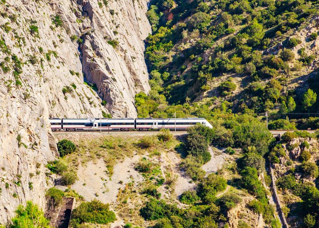 Wir fahren mit dem Zug über spektakuläre Gebirgsstrecken und besichtigen wildromantische Landschaften und geschichtsträchtige Orte.