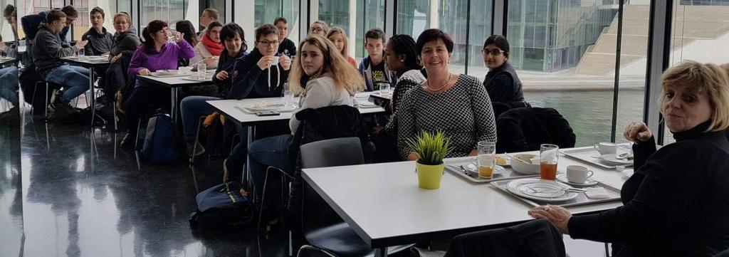 Schülerinnen und Schüler der Pestalozzischule zu Besuch Schülerinnen und Schüler der Pestalozzischule Fulda haben mich in Berlin besucht.