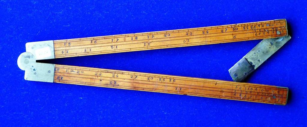 Das hier beschriebene teure Instrument aus Elfenbein mit einer Gesamtlänge von nur 12 Zoll war vermutlich für eine Person höheren Stands angefertigt worden.