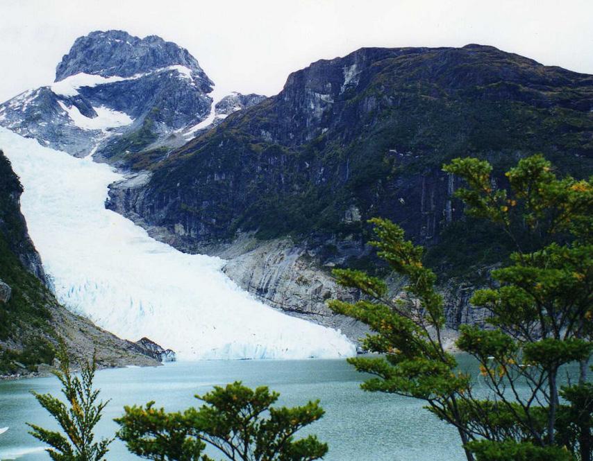 SCHIFFFAHT AUF DEM Gletschersee Balmaceda und Serrano Dauer: 1 Tag. Sie erleben eine spektakuläre eise! Lernen Sie die unglaubliche Welt der Fjorde kennen.