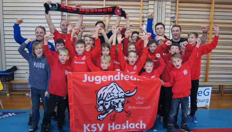 Wir sind dann mal oben! KSV Haslach Oberliga 2017 AUFSTIEGSKÄMPFE 2017 Wir sind dann mal oben! Endlich ist es geschafft. Der Aufstieg in die höchste Jugendklasse, der Verbandsjugendliga, ist perfekt.