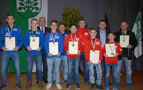 Gleich zu Beginn erhielten die Jungs um die Trainer Thorsten Allgaier und Michel Duffner die Medaille in Bronze für den ersten Platz in der Bezirksmeisterschaft in 2015 und 2016.