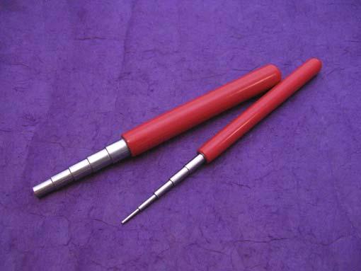 10 Diese beiden Werkzeuge habe ich in Amerika gefundenes sind zwei Dornwerkzeuge mit je 5 verschiedenen Durchmesser- Stufen.