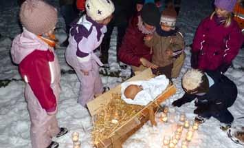 Zu klassischen Weihnachtsliedern, die von den Kindern und Eltern selbst gesungen wurden, durfte jede Familie ein Licht in die Mitte zum Jesuskind tragen.