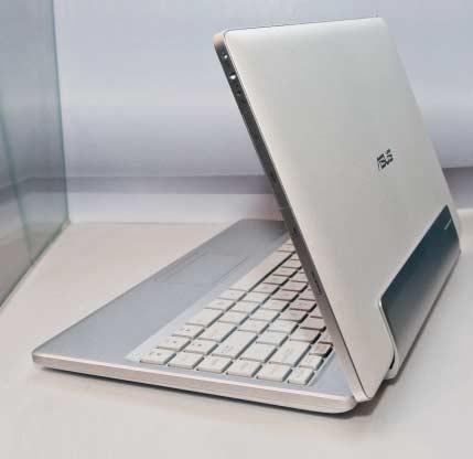 Praktisch wärs, wenn es denn dereinst mal existierte: Das Asus-Tablet EP121 mit 12-Zoll-Display lässt sich in die spezielle Halterung einer angenehm großen und schicken Tastatur einstecken.