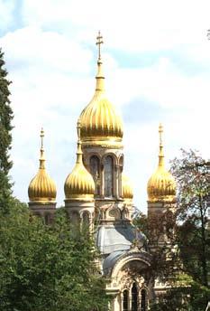 An der russischen Kirche, deren goldene Kuppeln schon von weitem sichtbar waren, hielten wir an und teilten uns auf.