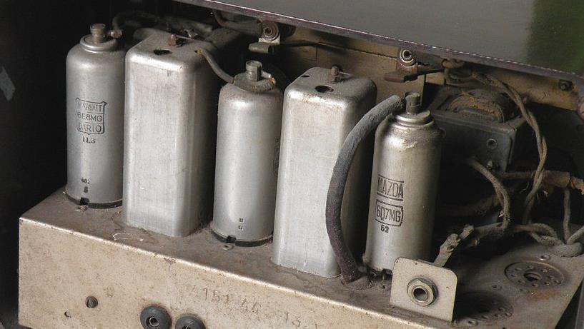 Reparatur eines Radio L.L. L.L.steht für Lucien Lévy. Ein französischer Ingenieur, der 1917 das Prinzip des Überlagerungsempfängers erfand.