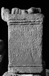 7 Dva enaka posvetilna kamna nosita tudi enaka napisa: Primitivos, suženj cesarskega upravnika Caius Rufius in carinski nadzornik publici portorii (contra) scriptor (proti) pisec, kontrolor je