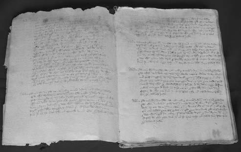 Obstojnost zapisov na papirju 391 Slika 1: Notarska knjiga iz leta 1332 je ob zgornjem robu preperela zaradi izpostavljenosti vlagi, preostali del papirnega knjižnega bloka pa je zaradi kakovosti