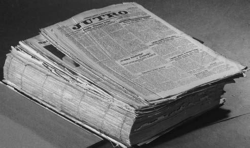 394 Šolska kronika 3 2014 Slika 3: Časopis Jutro iz leta 1935 pred konservatorsko-restavratorskim posegom. Poškodba je posledica pogoste uporabe, slabe kakovosti papirja in vezave.