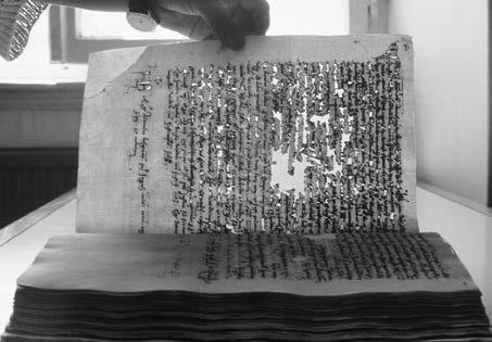 400 Šolska kronika 3 2014 Slika 10: Železotaninsko črnilo je povsem prežrlo papir na rokopisni knjigi Catastico de scritture de San Nicolo d'oltra iz leta 1568.