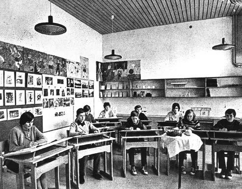 Od kamenčkov in tablic do digitalnih tehnologij 499 Likovni pouk v risalnici na OŠ Polhov Gradec, 60. leta 20. stoletja.