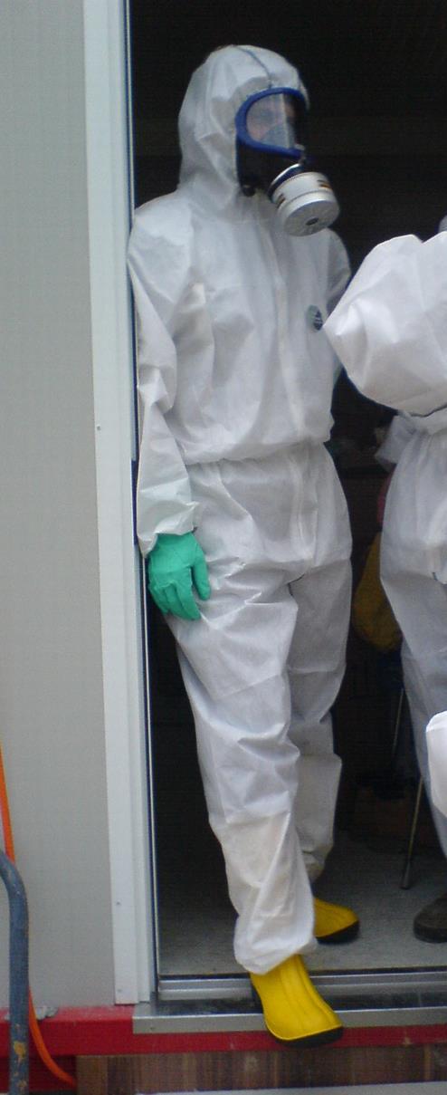 Schutzkleidung Um zu vermeiden, dass Asbest auf Kleider und Haare gelangt, werden Einweg- Overalls getragen.