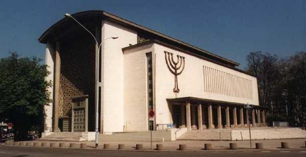 2010 7 Uhr: Abfahrt in Stuttgart (ZOB) Besuch von Soutz-sous-Forèts: Die ehemalige Synagoge wurde 1897 während der deutschen Besatzung errichtet.