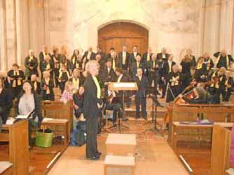 Im Ostersonntagsgottesdienst sang der Münsterchor die Missa brevis in F-DurvonJoseph Haydn für Streichorchester, zwei Soprane und Chor unter der Leitung von Münsterorganistin und