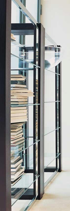 LIBRERIE E VETRINE ROCKY 2 design: Pierangelo Gallotti Libreria con montanti in rovere sbiancato, tinto wengé o laccato bianco o nero a poro aperto. Piani in cristallo 10mm trasparente temperato.