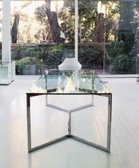 TAVOLI CARLO MAGNO design: Pierangelo Gallotti Tavolo con piano in cristallo trasparente 15mm. Struttura in acciaio inox lucido. Disponibile anche in acciaio inox satinato.