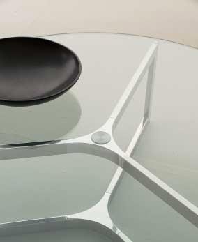 TAVOLINI RAJ 1 design: Ricardo Bello Dias Tavolino con piano in cristallo trasparente. Struttura in acciaio inox lucido. Giunti in alluminio anodizzato. Coffee table with transparent glass top.