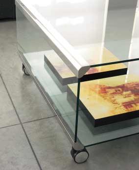 TAVOLINI GEORGE 2 design: Pierangelo Gallotti Tavolino in cristallo 8mm temperato trasparente. Su richiesta cristallo acidato o retroverniciato nero, bianco, rosso o blu-azzurro.