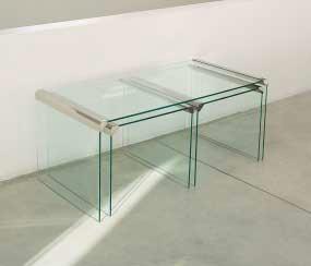 TAVOLINI T 35 R design: Pierangelo Gallotti Serie di 3 tavolini in cristallo temperato 8mm trasparente. Su richiesta cristallo acidato o retroverniciato nero, bianco, rosso o blu-azzurro.