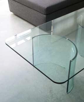 TAVOLINI ADAM 2 design: Studio GR Tavolino in cristallo 15mm. Basamenti curvati a fuoco e molati a mano. Piano molato a filo lucido con angoli arrotondati (raggio 7cm).