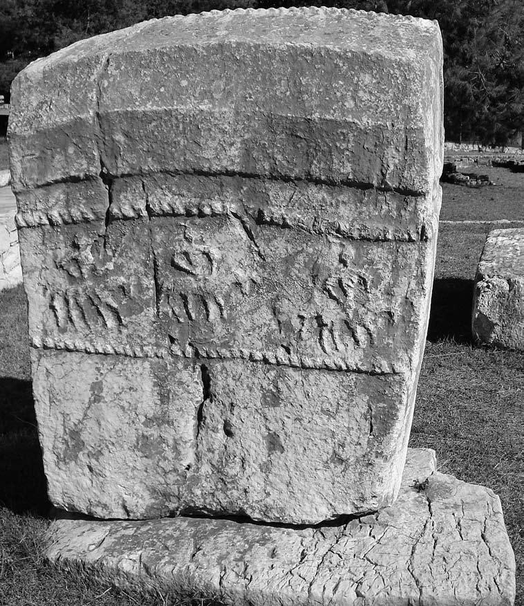 Prikazi keramika i Danilska kultura) vezane su za kameno doba. Prva velika kultura metalnoga doba vezana je za unutrašnjost. Nazvana je Cetinska kultura (1900. do 1600. godine pr. Kr.). Njezini počeci vežu se uz gornji i srednji tok rijeke Cetine.