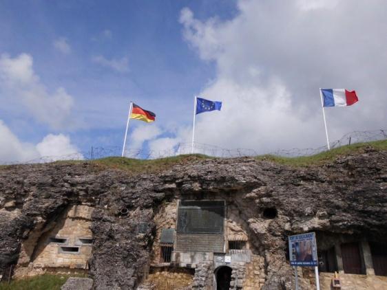 Große und kleine Gedenkstätten verteilen sich auf die Höhenzüge, die in einem Bogen das Tal der Maas mit der Stadt Verdun
