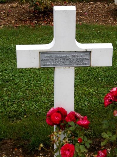 Nicht weit vom Douaumont überragt als zentrale Gedenkstätte das Beinhaus aus den 20er Jahren ein Gräberfeld von 15.000 identifizierten toten Franzosen.