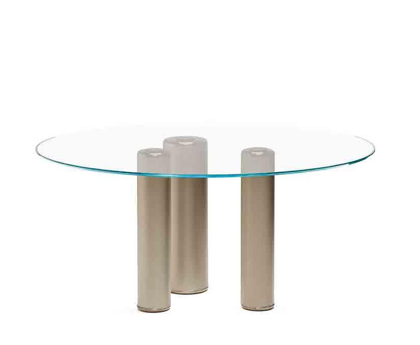 Versione ø140 con 3 gambe piccole, ø160 e ø180 con 2 gambe piccole e una grande. Table with titanium or black embossed lacquered steel legs and details in black chrome steel.