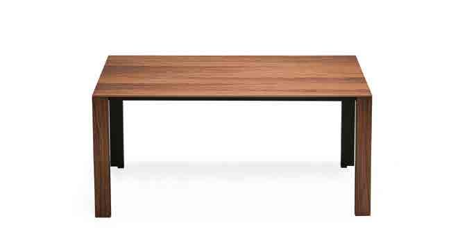 Table avec structure en aluminium laqué blanc, noir ou graphite opaque. Pieds avec ou sans detailles en bois.