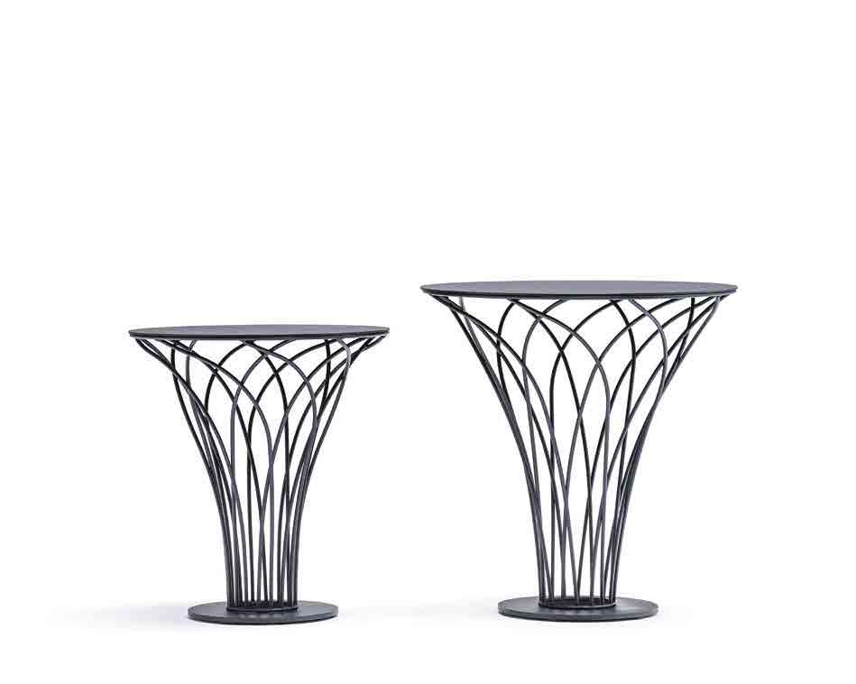 Top in white, black or graphite embossed steel or clear glass. The glass top is laid on the base. Table basse avec base en acier gaufré blanc, noir ou graphite.