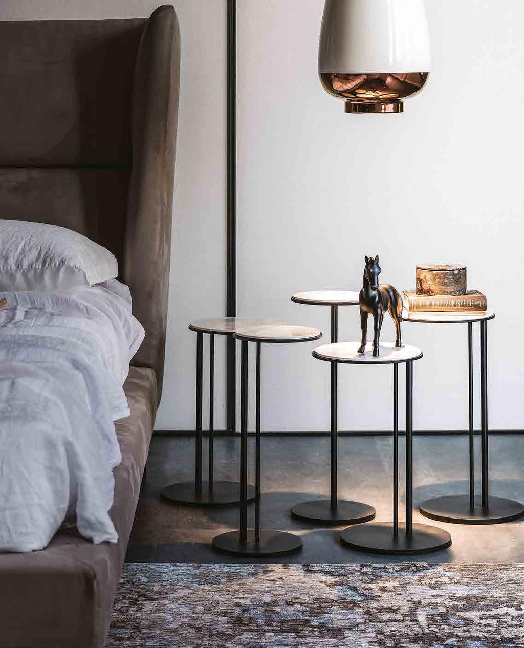 STING Design Paolo Cattelan Tavolino con base in acciaio verniciato goffrato titanio, graphite o nero. Piano in ceramica Marmi nei colori Calacatta o Ardesia.