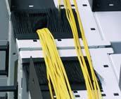 Bürstenabdeckungen an Cable Manager Eingängen oben und unten modulares Dach im